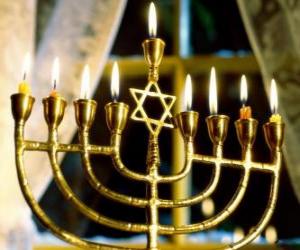 yapboz Dokuz mum, bir Hanukiah Hanukkah ve kutlamalar kullanılan ile dallı şamdan